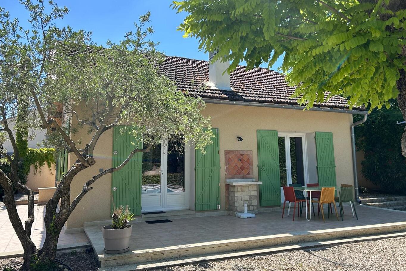 Shaded patio with garden furniture - Villa Carpentras